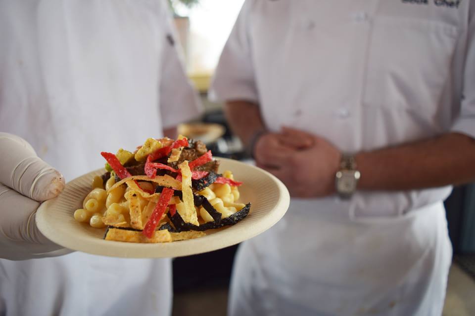 plate of mac and cheese